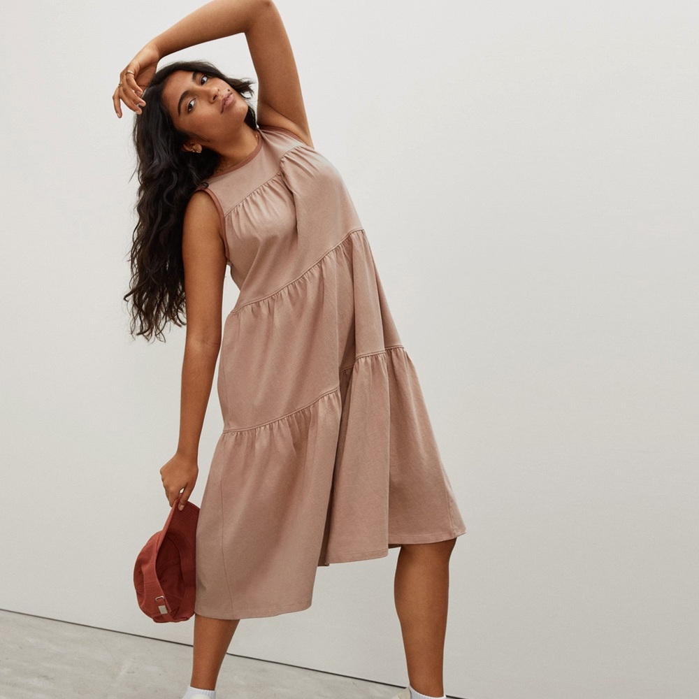 EVERLANE The Weekend Tiered Dress in Oak